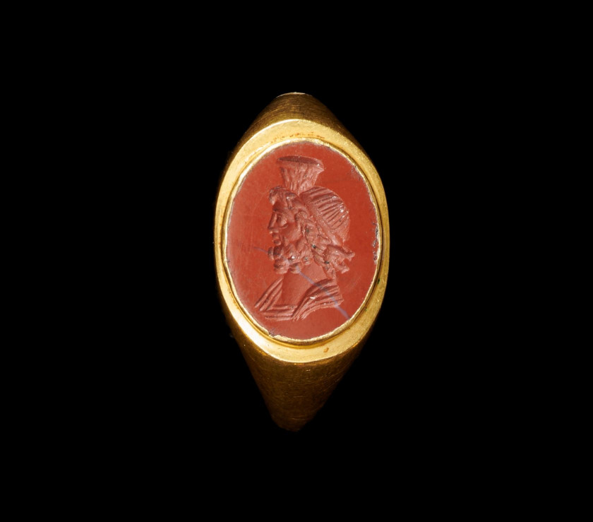 BAGUE EN OR ET INTAILLE EN JASPE ROUGE  Art romain, vers le 1er-3e siècle