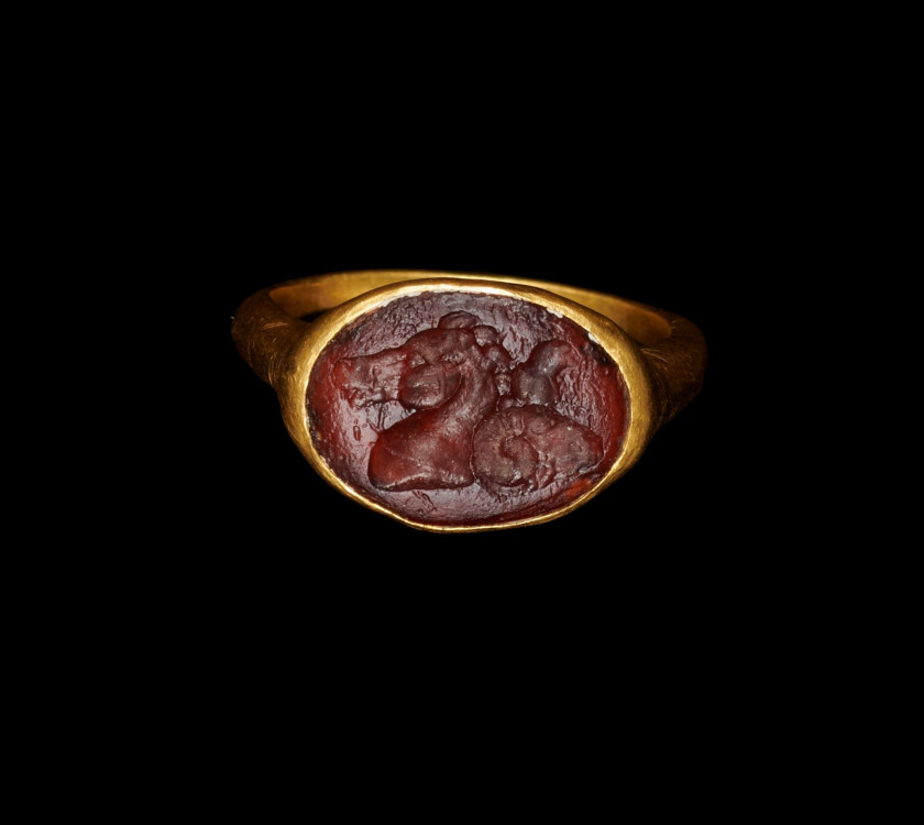 BAGUE EN OR ET INTAILLE EN PÂTE DE VERRE  Art romain, vers le 1er-3e siècle