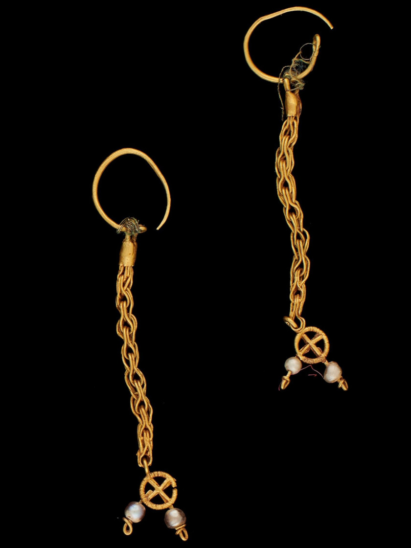 PAIRE DE PENDANTS D'OREILLES EN OR ET PERLES  Art romain, 3e siècle av.J.C. - 3e siècle ap.J.C.