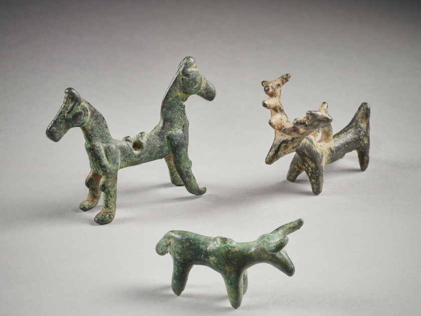 TROIS PENDANTS ZOOMORPHES EN BRONZE  Luristan, vers le 8e siècle av.J.C.