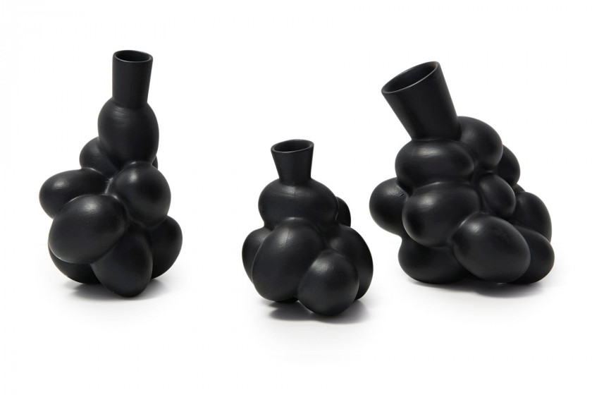 Marcel WANDERS (Hollandais - Né en 1963) Suite de trois prototypes de vases dits "Black egg" - modèle créé en 1997 Porcelaine teinté...