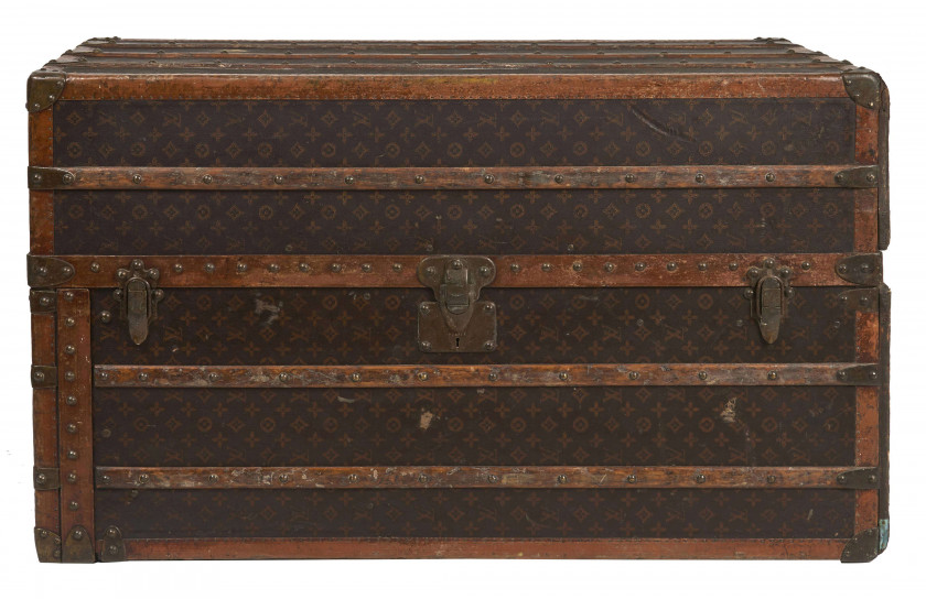 LOUIS VUITTON, circa 1929  MALLE "Wardrobe" en toile Monogram au pochoir, bordures lozinées, coins, serrure n°071051, fermoirs et ri...