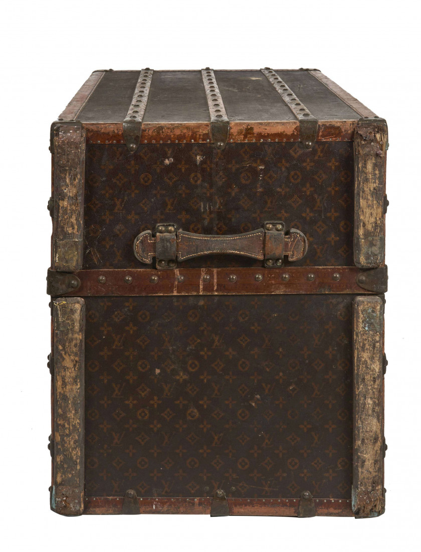 LOUIS VUITTON, circa 1929  MALLE "Wardrobe" en toile Monogram au pochoir, bordures lozinées, coins, serrure n°071051, fermoirs et ri...