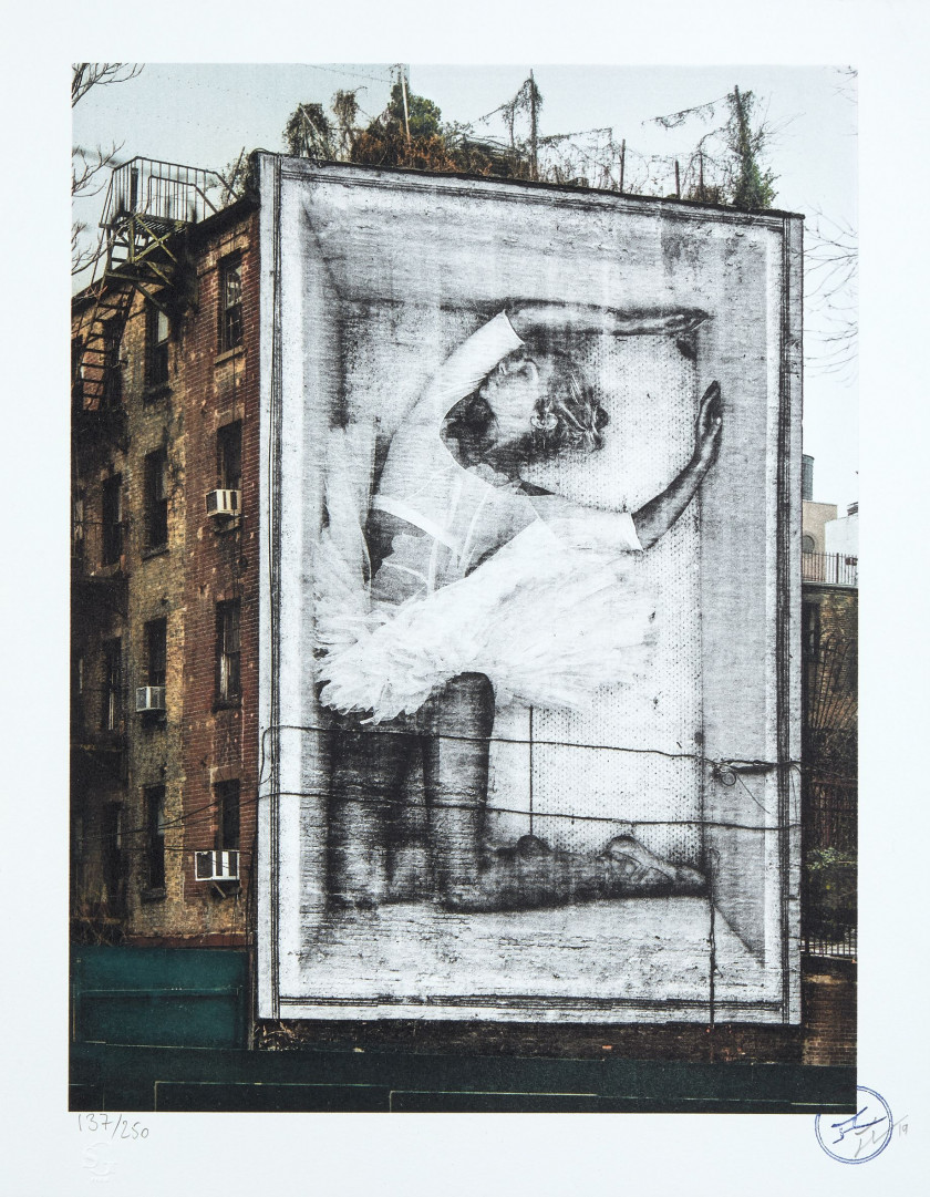 J.R. (Français - Né en 1983) Ballet, Ballerina in crate, East Village, New York City - 2015 - 2019 Impression lithographique en coul...