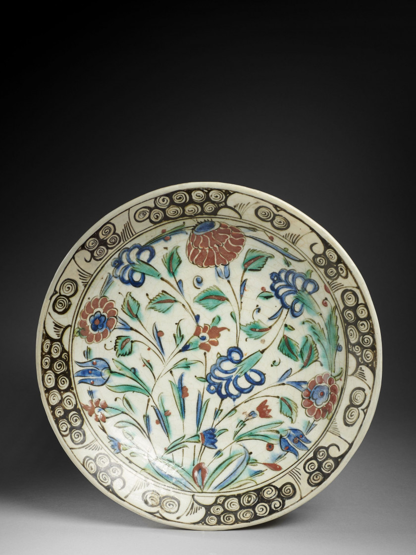 PLAT AUX QUATRE FLEURS EN CÉRAMIQUE  Iznik, art ottoman, 17e siècle