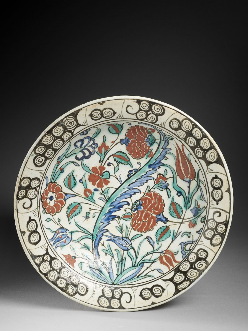 PLAT À LA PALME SAZ EN CÉRAMIQUE  Iznik, art ottoman, 17e siècle