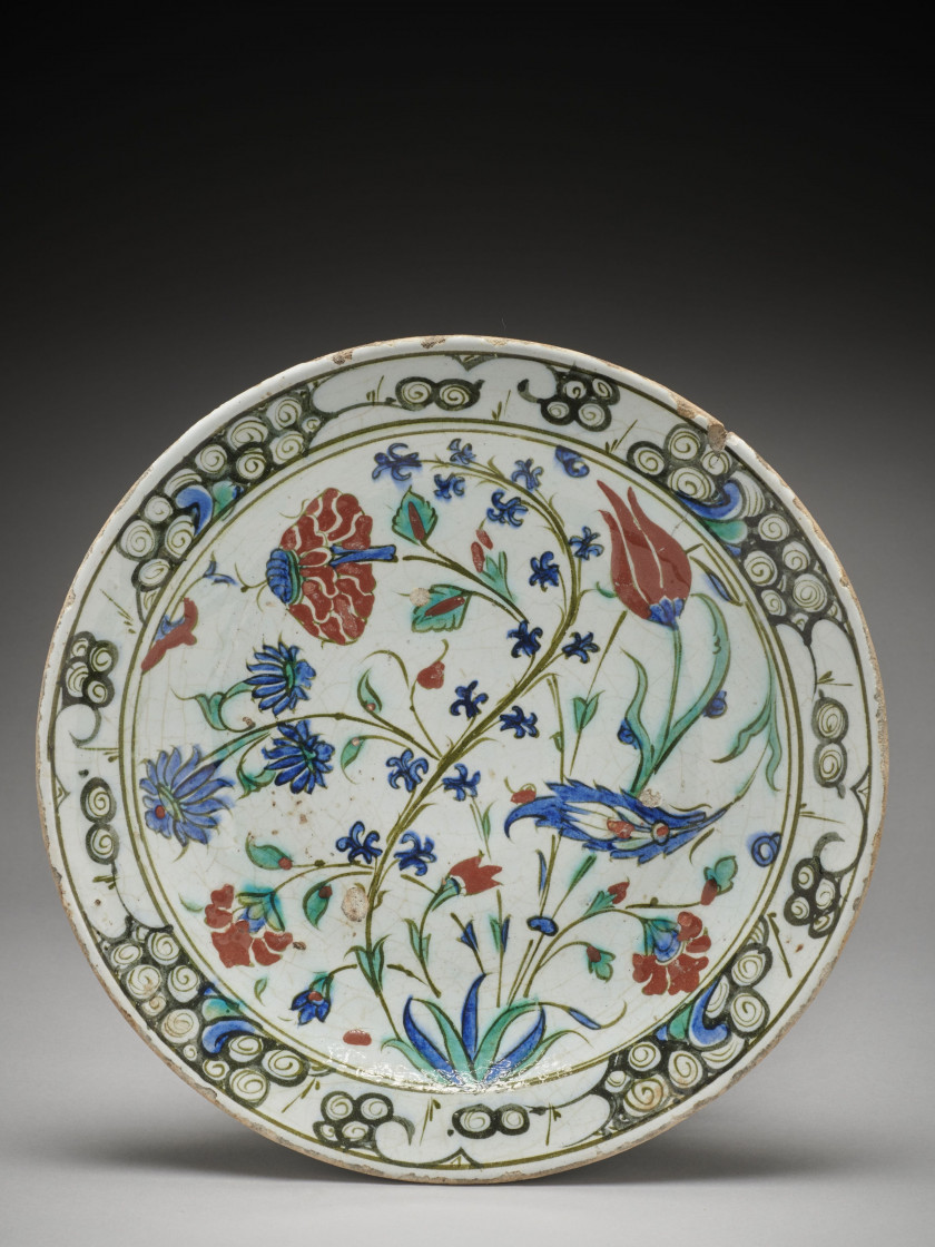 PLAT AUX QUATRE FLEURS EN CÉRAMIQUE  Iznik, art ottoman, 17e siècle