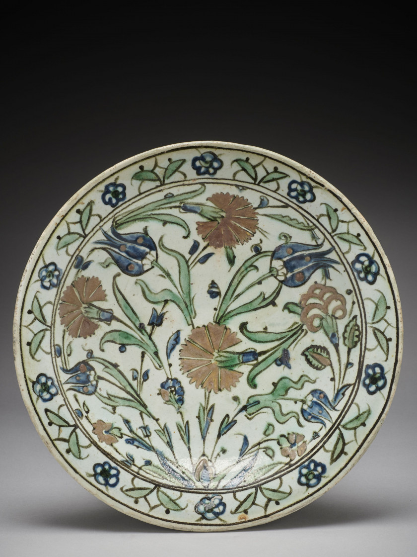 PLAT AU DÉCOR FLORAL EN CÉRAMIQUE  Iznik, art ottoman, début du 17e siècle