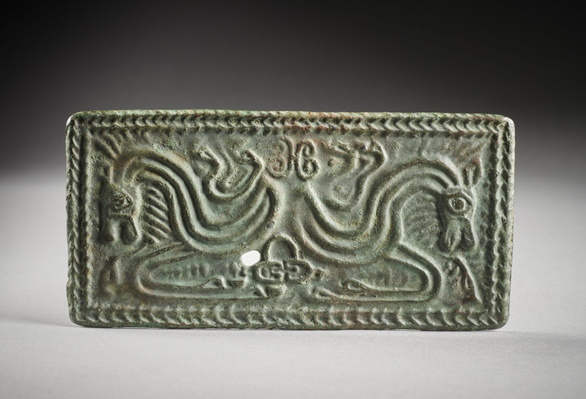 PLAQUE DE CEINTURE AUX CERVIDÉS, EN BRONZE  Culture de l'Ordos, 3e-1er siècle av.J.C.