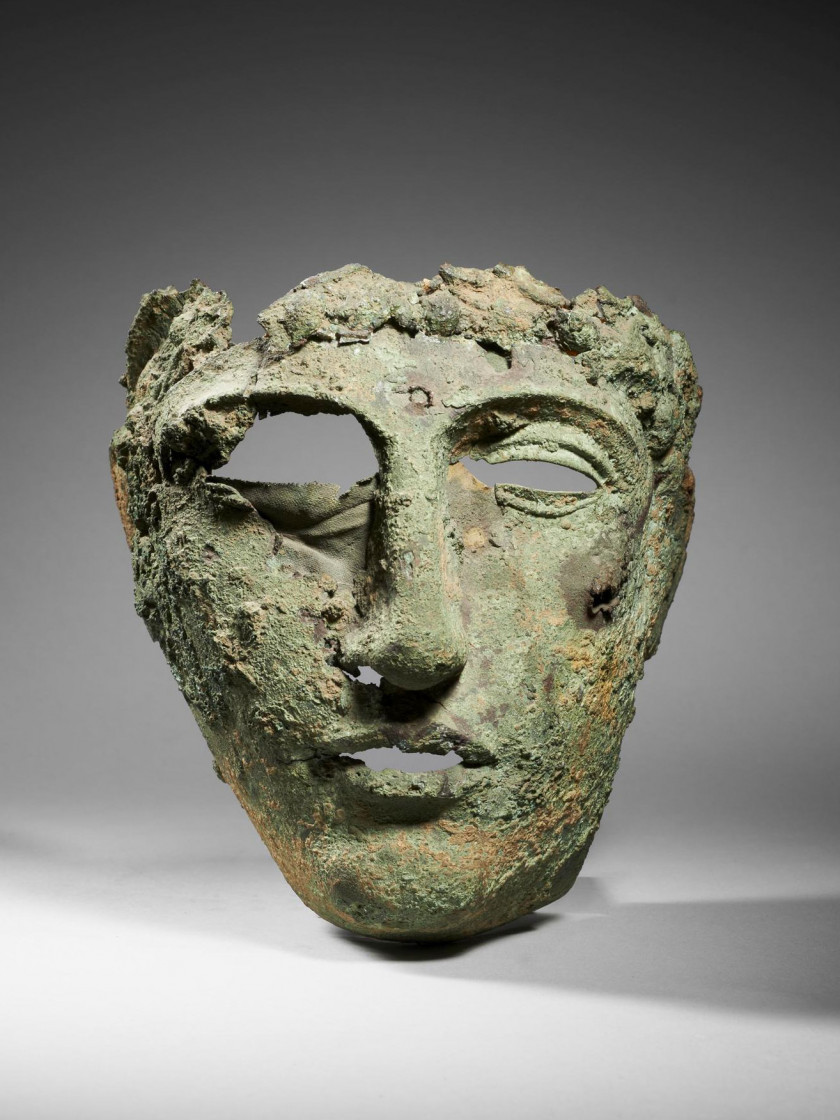 ¤ MASQUE DE CASQUE EN BRONZE, ART ROMAIN, 1er-2e SIÈCLE