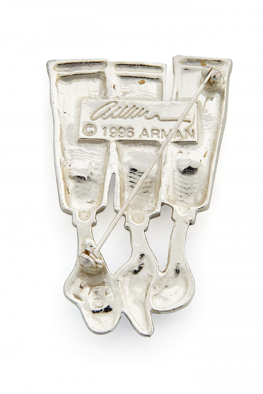 ARMAN (1928 - 2005) Broche "Tubes de peinture"- 1996 Métal argenté et émail