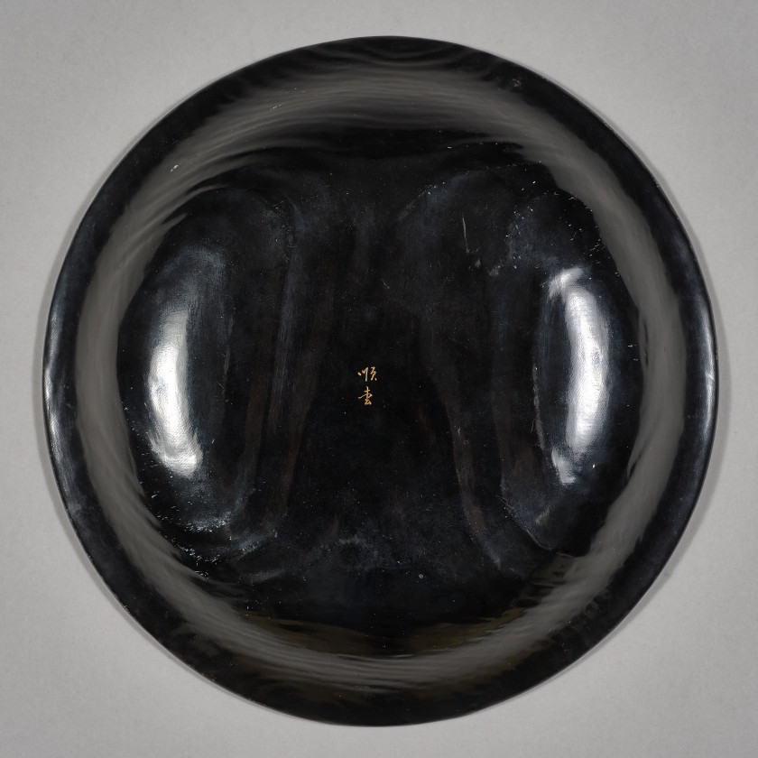 COUPE EN BOIS LAQUÉ ET INCRUSTATIONS DE NACRE, Japon, époque Meiji (1868-1912)