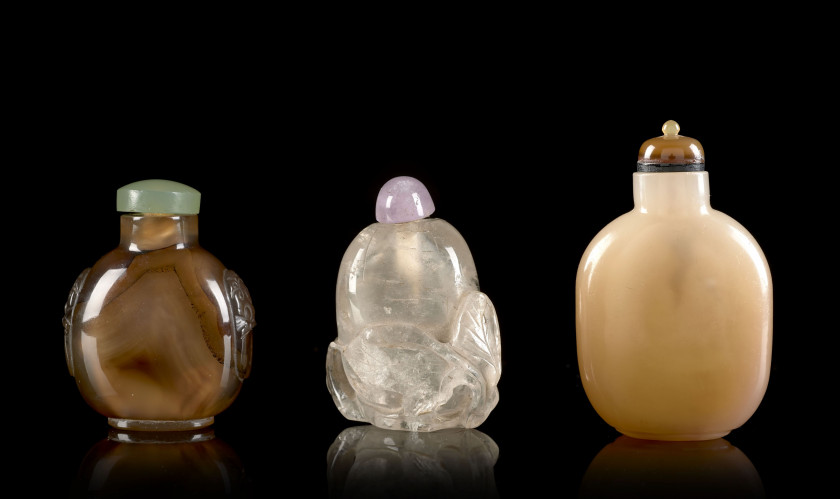 TROIS TABATIÈRES EN AGATE, CRISTAL DE ROCHE ET VERRE, Chine