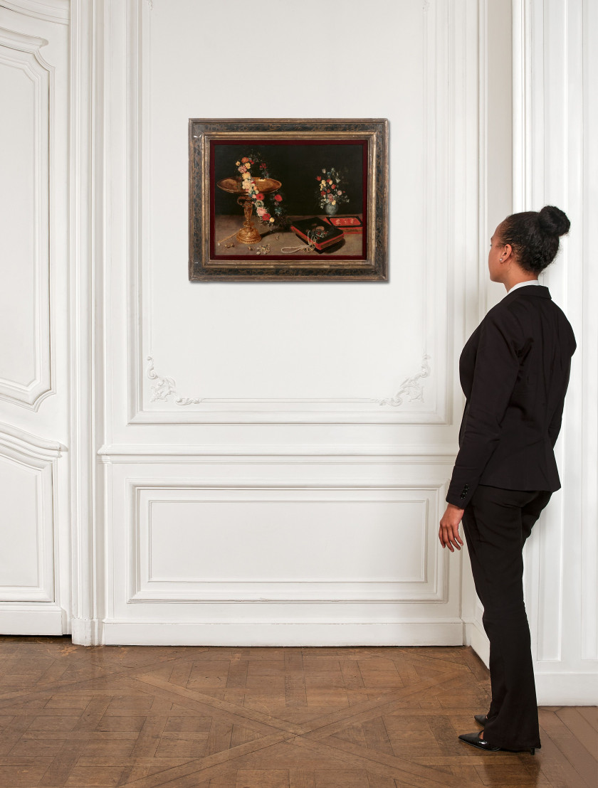 Ecole flamande du XVIIe siècle Atelier de Jan Brueghel le Jeune Composition à la tazza, fleurs et coffret à bijoux Huile sur panneau...