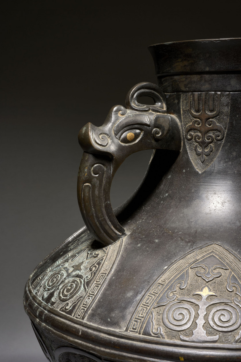 GRAND VASE EN BRONZE ET INCRUSTATIONS, Chine, XIXe-XXe siècle