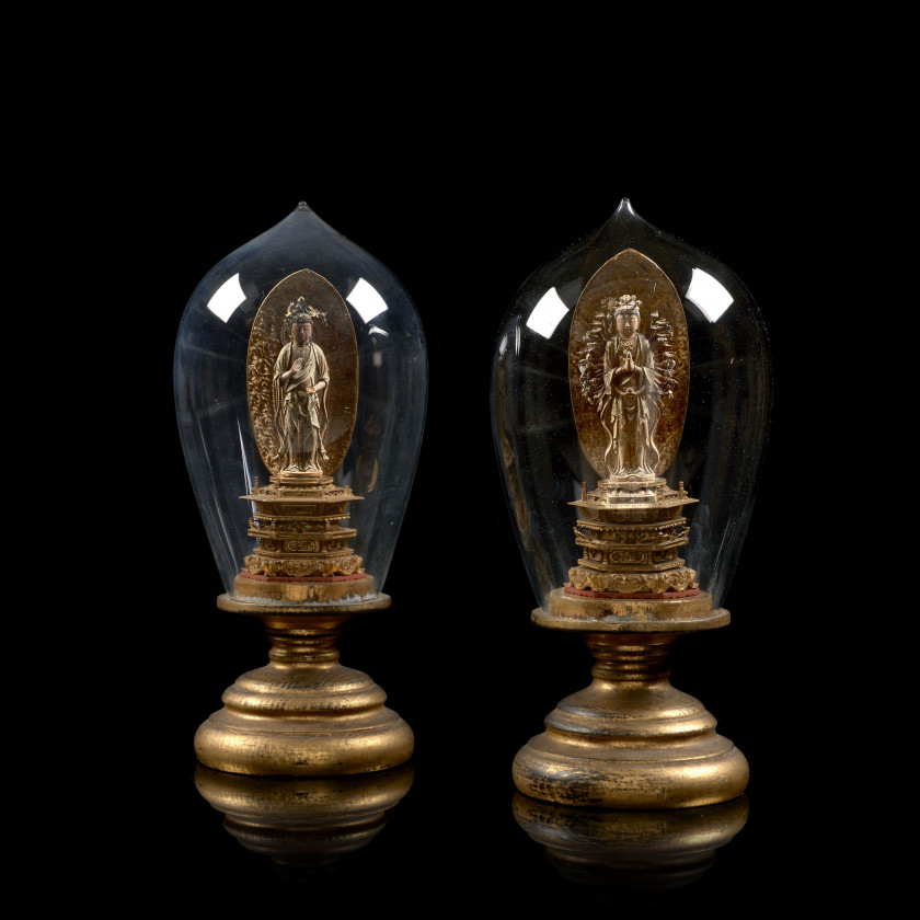 DEUX PETITES STATUETTES DE KANNON ET AVALOKITESVARA EN BOIS LAQUÉ OR, Japon, époque Meiji, XIXe siècle