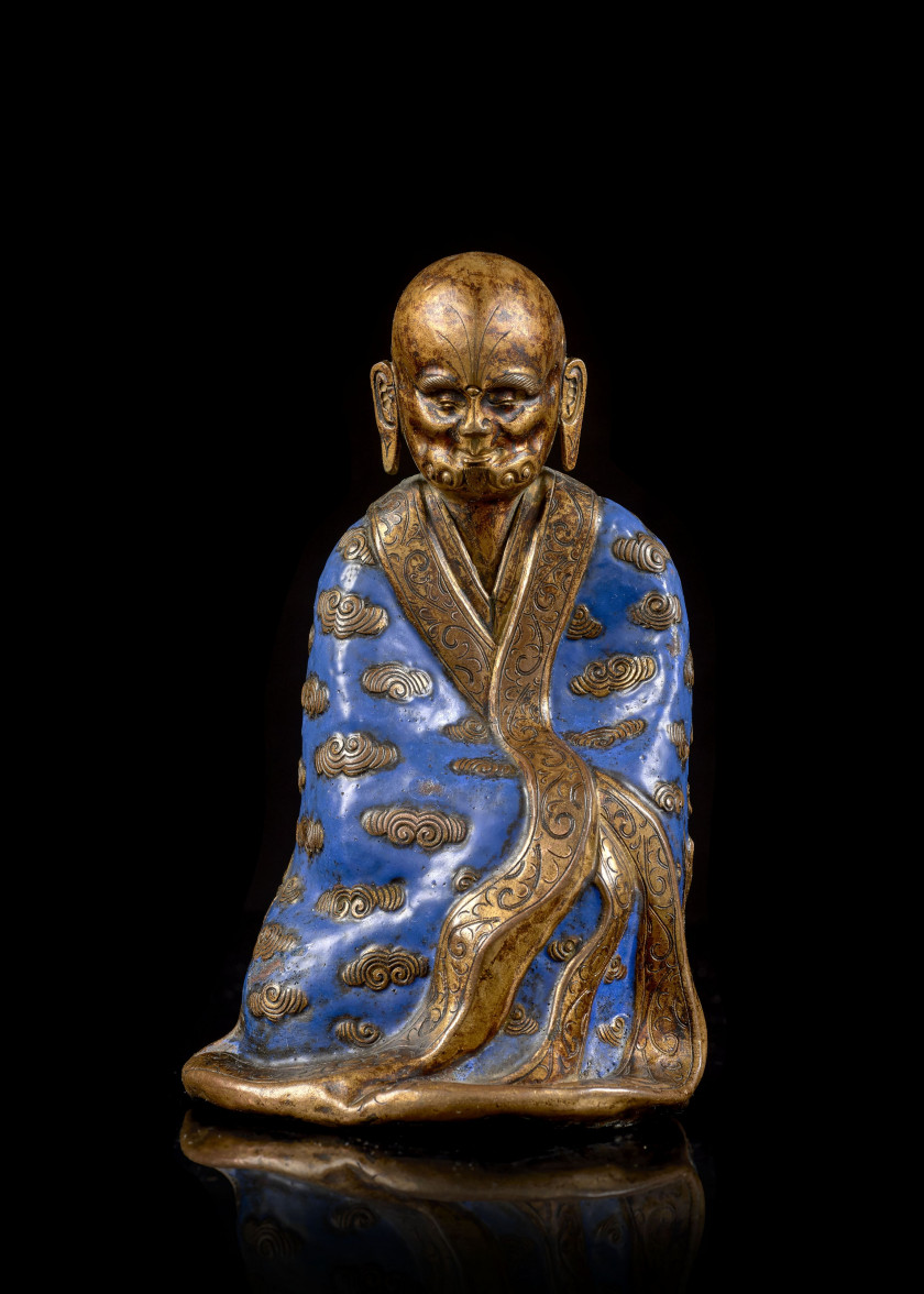 STATUETTE DE LUOHAN EN CUIVRE REPOUSSÉ ET DORÉ, Chine, fin de la dynastie Qing (1644-1908)