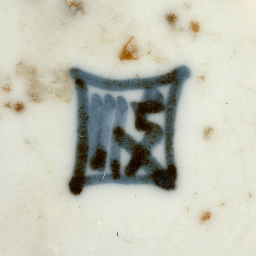 BOL EN PORCELAINE ÉMAILLÉE ARLEQUIN, BLANC, JAUNE, VERT ET AUBERGINE, Chine, dynastie Qing, époque Kangxi (1662-1722)