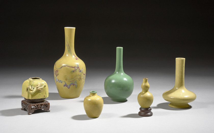 CINQ PETITS VASES ET UN GODET À EAU EN PORCELAINE MONOCHROME JAUNE OU VERTE, Chine, dynastie Qing, XVIIIe et XIXe siècle