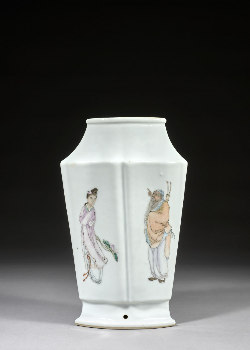 VASE EN PORCELAINE POLYCHROME, Chine, première moitié du XXe siècle