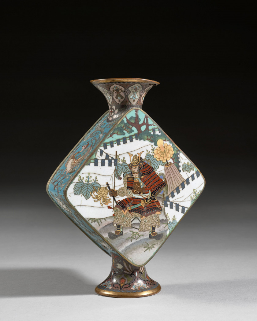 VASE EN CUIVRE ET ÉMAUX CLOISONNÉS, Japon, fin de l'époque Meiji (1868-1912)