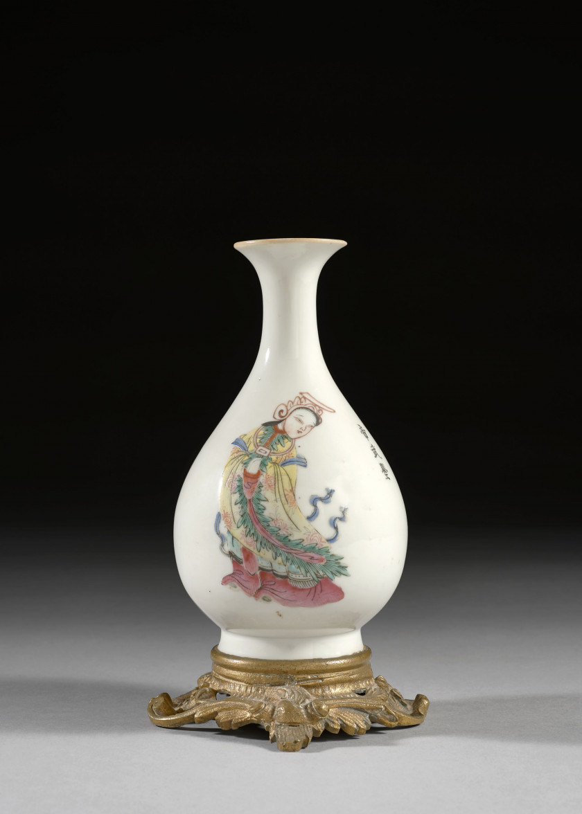 PETIT VASE YUHUCHUNPING EN PORCELAINE POLYCHROME, Chine, début du XXe siècle