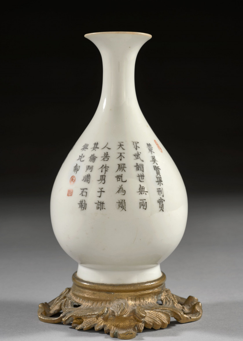 PETIT VASE YUHUCHUNPING EN PORCELAINE POLYCHROME, Chine, début du XXe siècle