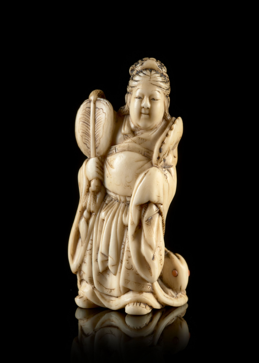 NETSUKE EN IVOIRE SCULPTÉ, Japon, fin du XIXe siècle