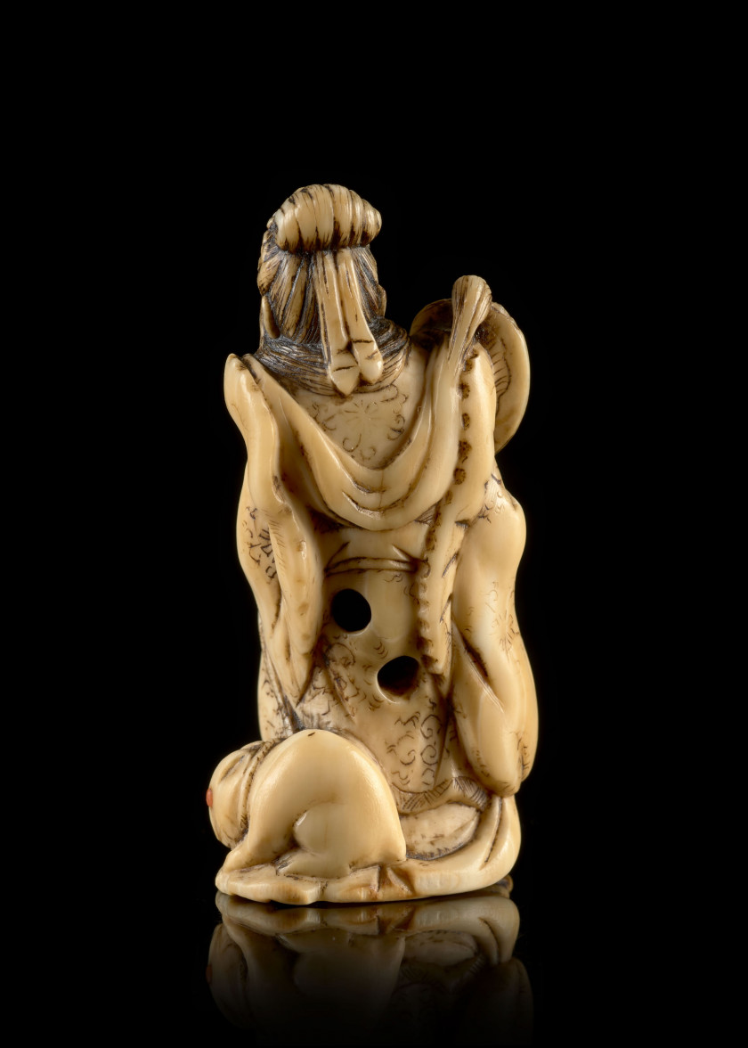 NETSUKE EN IVOIRE SCULPTÉ, Japon, fin du XIXe siècle