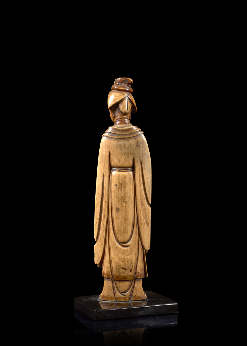 STATUETTE DE FEMME EN IVOIRE SCULPTÉ, Chine, XVIIe siècle