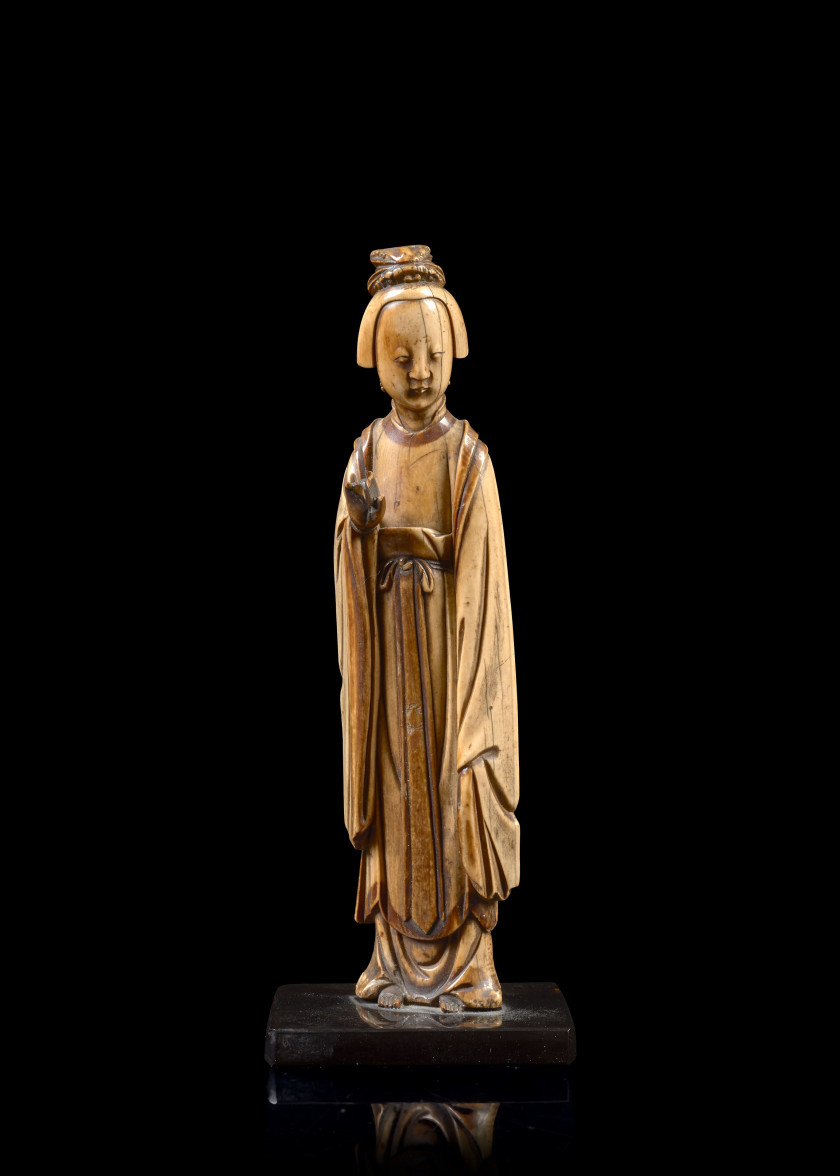 STATUETTE DE FEMME EN IVOIRE SCULPTÉ, Chine, XVIIe siècle