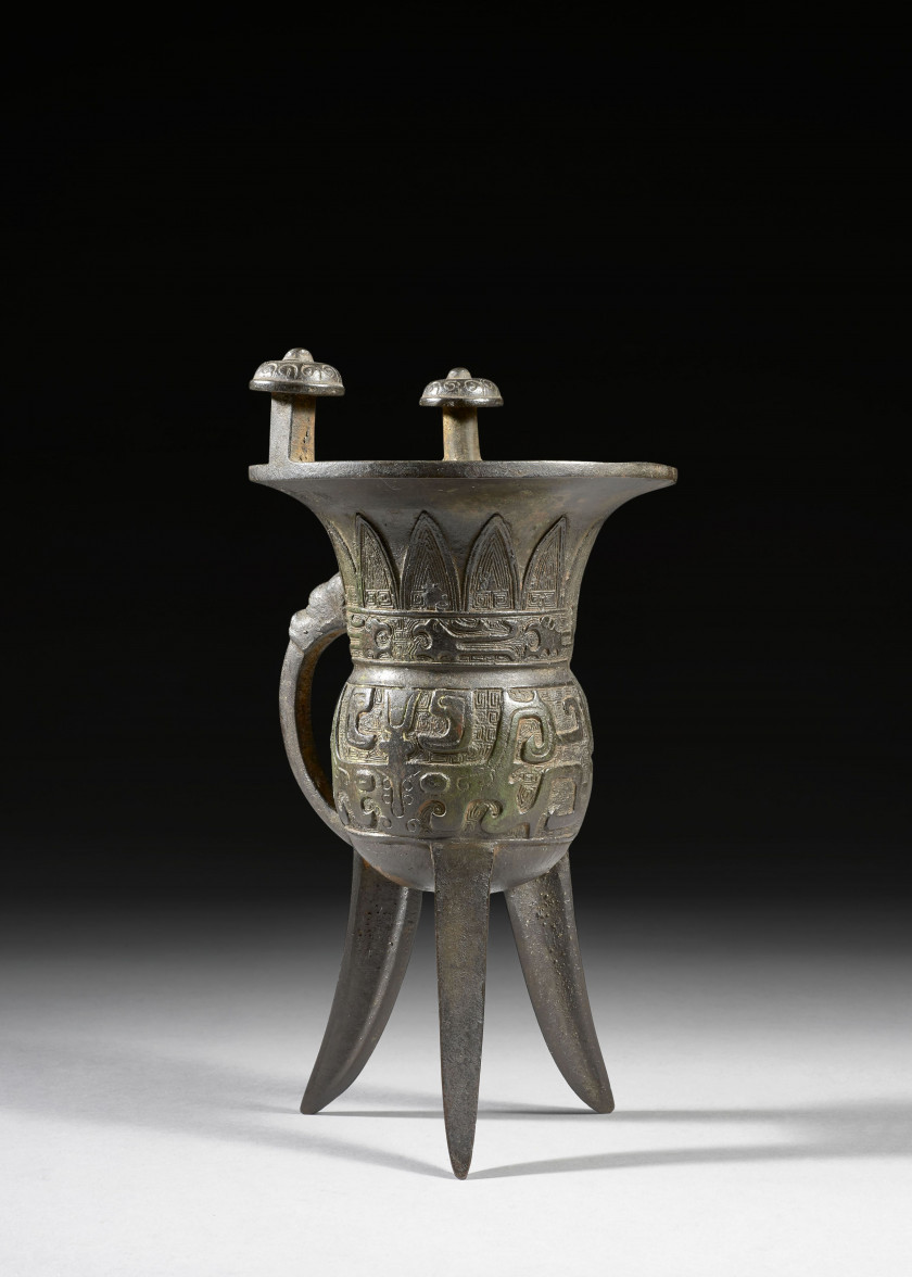 GRAND VERSEUSE TRIPODE JIA EN BRONZE, Chine, début du XXe siècle