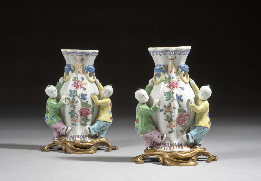 PAIRE DE VASES APPLIQUES EN PORCELAINE FAMILLE ROSE, Chine, dynastie Qing, XIXe siècle