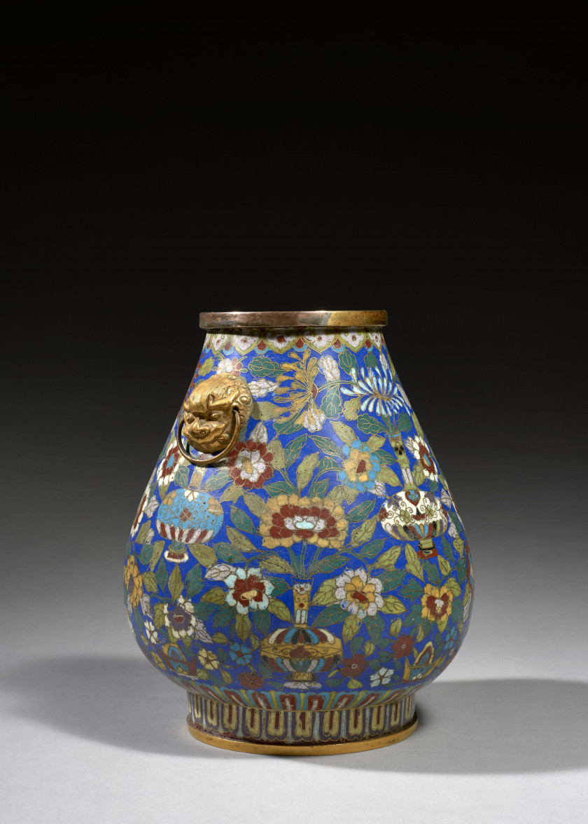 GRAND VASE HU EN BRONZE DORÉ ET ÉMAUX CLOISONNÉS, Chine, dynastie Qing, XIXe siècle