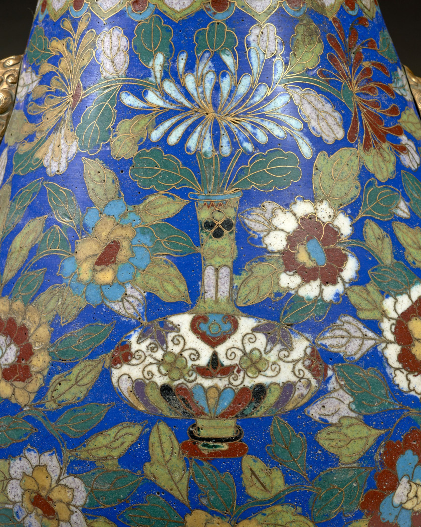 GRAND VASE HU EN BRONZE DORÉ ET ÉMAUX CLOISONNÉS, Chine, dynastie Qing, XIXe siècle