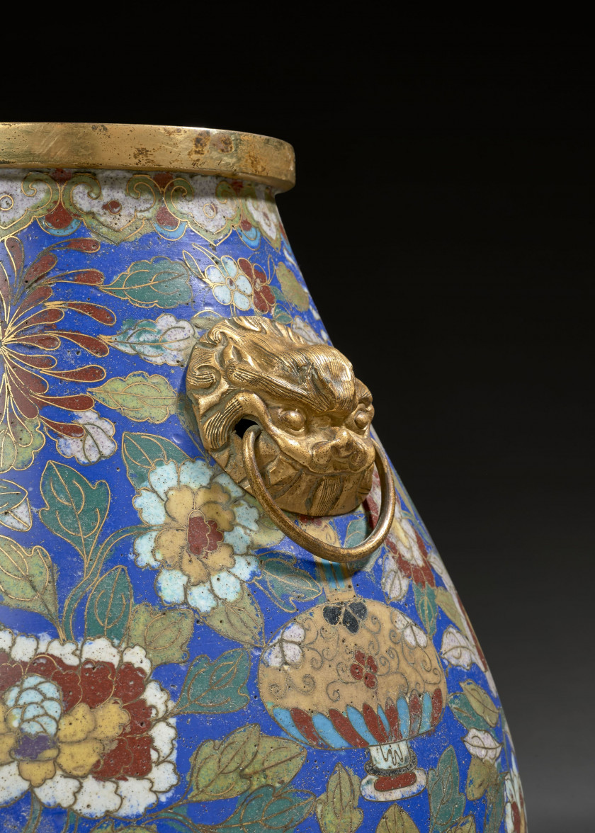 GRAND VASE HU EN BRONZE DORÉ ET ÉMAUX CLOISONNÉS, Chine, dynastie Qing, XIXe siècle