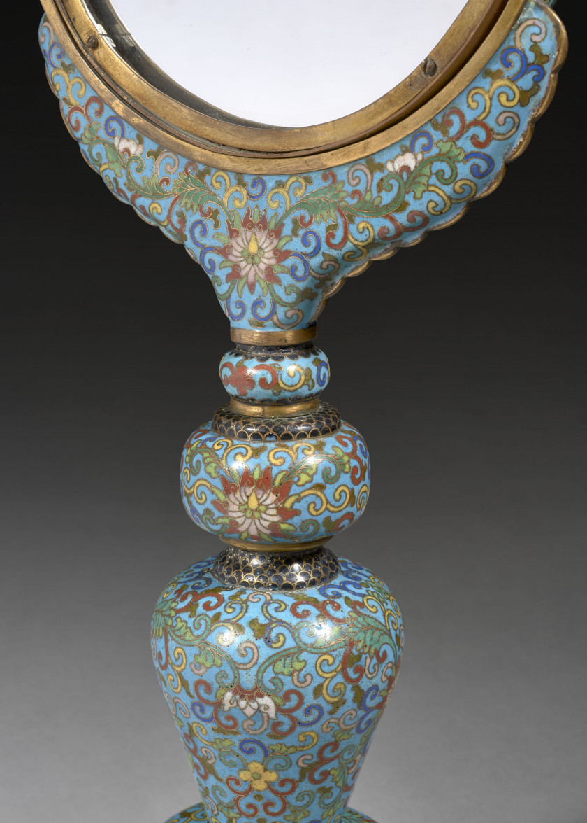 MIROIR EN BRONZE ET ÉMAUX CLOISONNÉS, Chine, dynastie Qing, fin du XIXe siècle