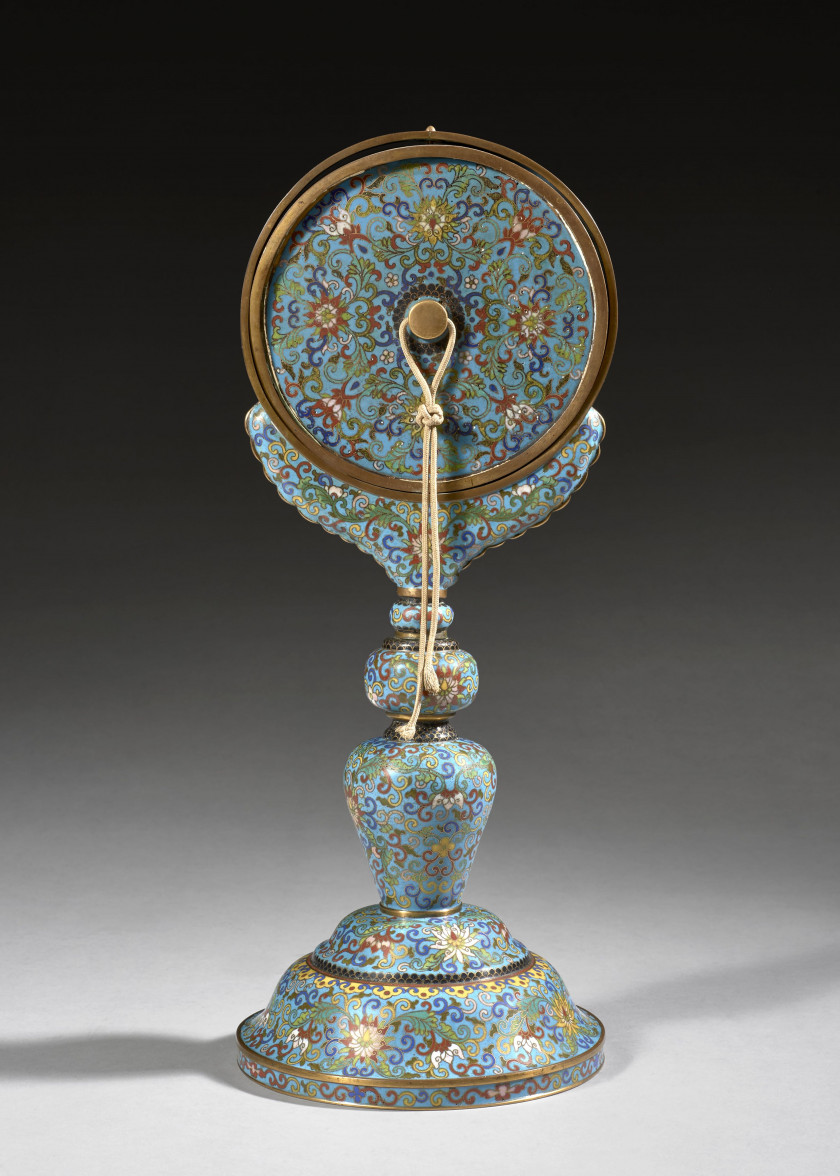 MIROIR EN BRONZE ET ÉMAUX CLOISONNÉS, Chine, dynastie Qing, fin du XIXe siècle