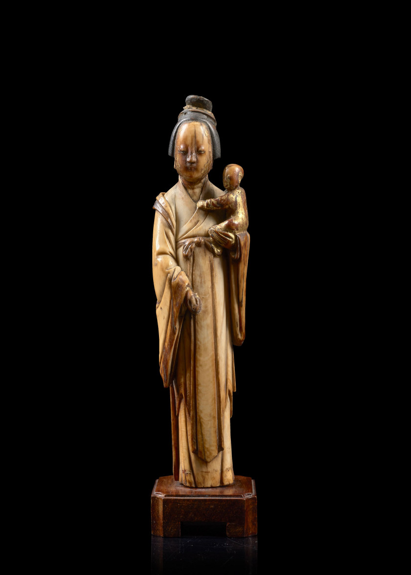 STATUETTE DE FEMME ET ENFANT EN IVOIRE SCULPTÉ, Chine, XVIIe siècle