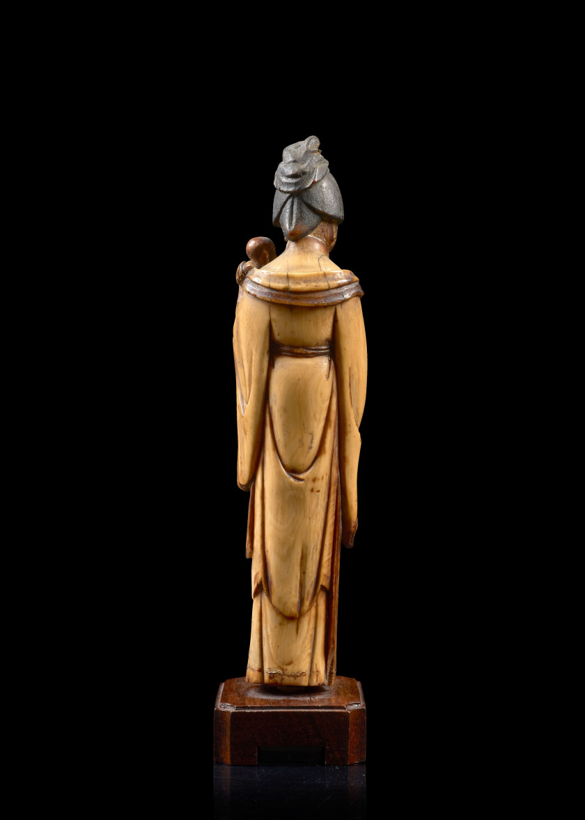 STATUETTE DE FEMME ET ENFANT EN IVOIRE SCULPTÉ, Chine, XVIIe siècle