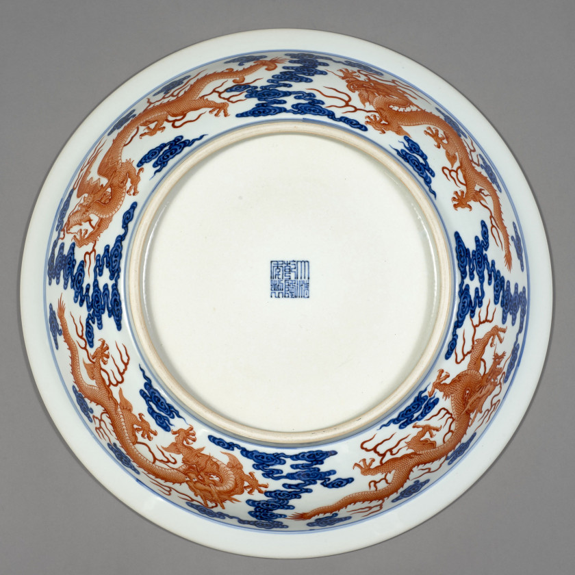 GRAND PLAT EN PORCELAINE BLEU BLANC ET ROUGE DE FER, Chine, XXe siècle