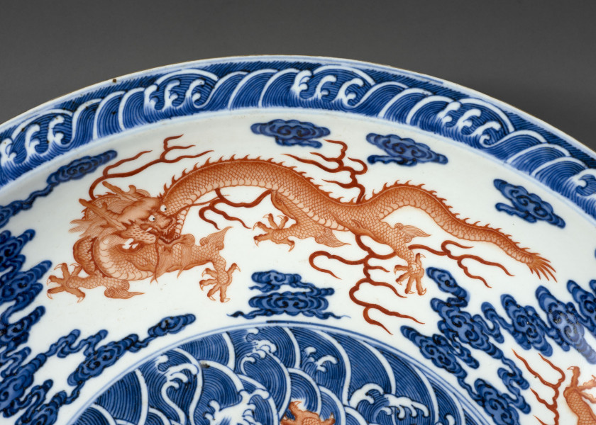 GRAND PLAT EN PORCELAINE BLEU BLANC ET ROUGE DE FER, Chine, XXe siècle