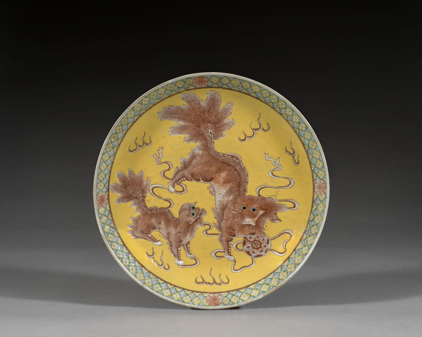 PLAT EN PORCELAINE ROUGE DE FER À FOND JAUNE, Chine, début du XXe siècle