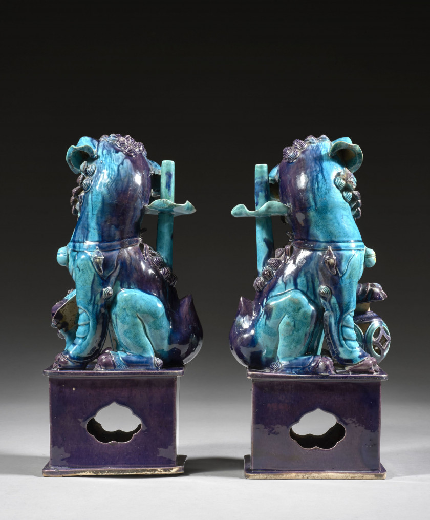 PAIRE DE CHIENS DE FÔ FORMANT PORTE-BAGUETTES D'ENCENS EN PORCELAINE ÉMAILLÉE TURQUOISE ET AUBERGINE, Chine, dynastie Qing, XIXe siè..