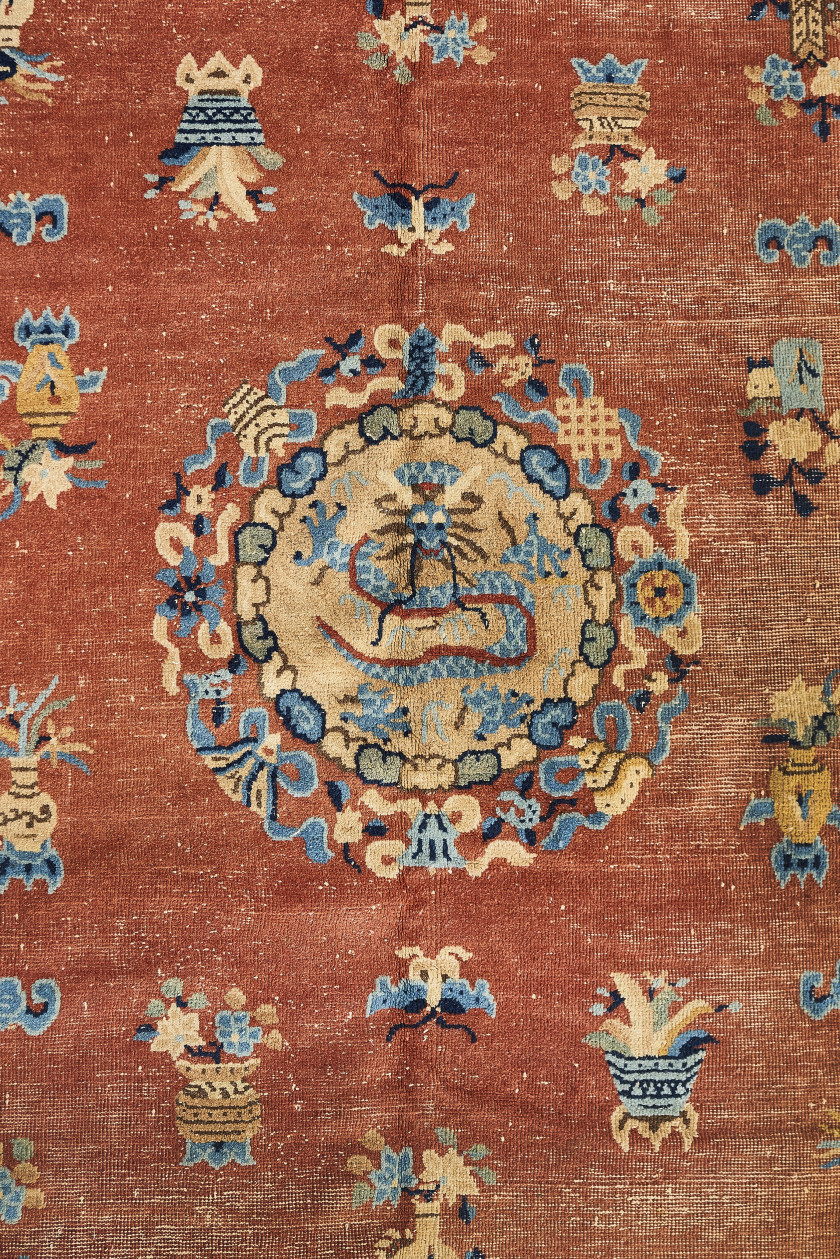 GRAND TAPIS EN LAINE TISSÉE, Chine, dynastie Qing, première moitié du XXe siècle