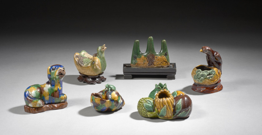 ENSEMBLE D'OBJETS DE LETTRÉ EN PORCELAINE ÉMAILLÉE BLANC, JAUNE, VERT ET AUBERGINE, Chine, dynastie Qing, époques Kangxi (1662-1722)..