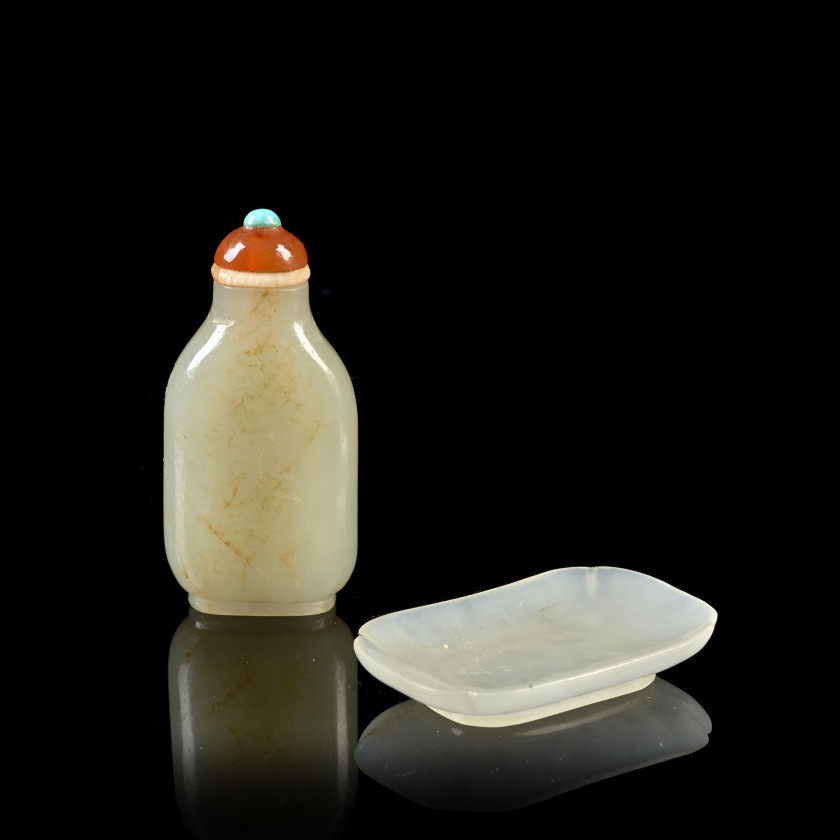 TABATIÈRE MINIATURE ET COUPELLE EN JADE CÉLADON PÂLE, Chine, dynastie Qing, XIXe siècle