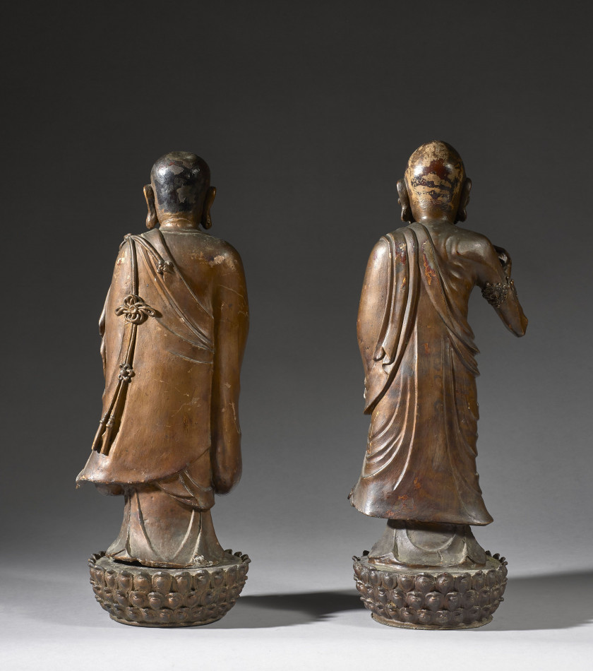 DEUX STATUES D'ANANDA ET KASYAPA EN BRONZE LAQUÉ ROUGE ET OR, Chine, dynastie Ming, XVIIe siècle