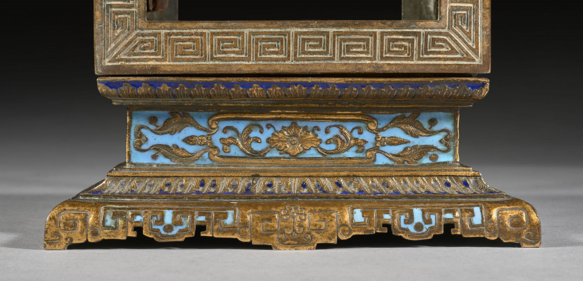 LANTERNE EN BRONZE DORÉ ET ÉMAUX CLOISONNÉS, Chine, dynastie Qing, fin de l'époque Qianlong - début de l'époque Jiaqing, fin du XVII.