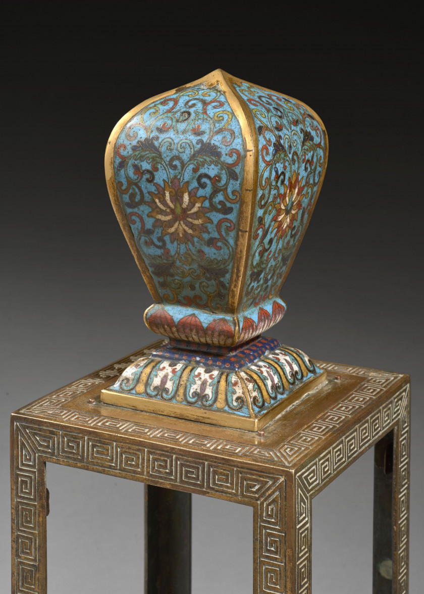 LANTERNE EN BRONZE DORÉ ET ÉMAUX CLOISONNÉS, Chine, dynastie Qing, fin de l'époque Qianlong - début de l'époque Jiaqing, fin du XVII.